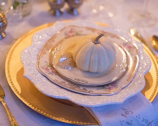 Ile osób przy stole 200?