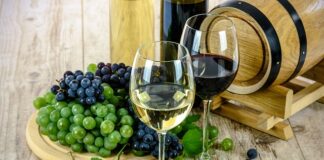 Ile musi stać wino po odcedzeniu?