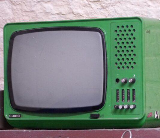 Czy 4 miesięczne dziecko może patrzeć na telewizor?