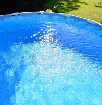 Bezpieczny basen stelażowy w ogrodzie dla dzieci oraz dorosłych